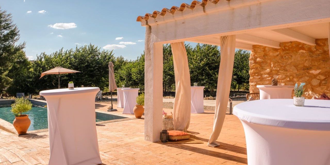 masía para eventos en Alicante - mesas colocadas